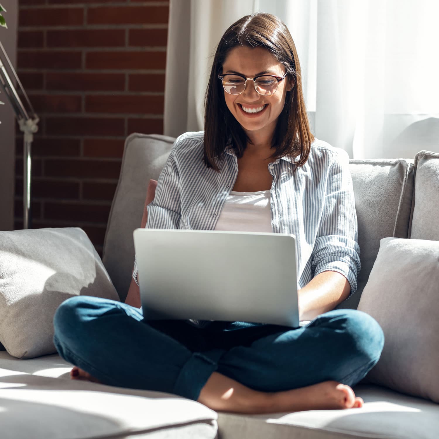 Woman using Bentek on a laptop